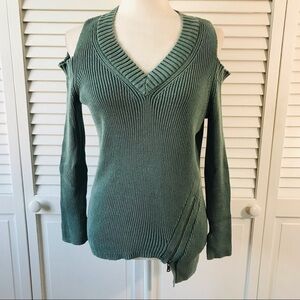 2/$25 ROCK & REPUBLIC Green Cold Shoulder Sweater Size Small